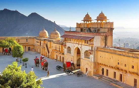 Amer Fort in Jaipur with student travelers exploring heritage on a budget – cheap Rajasthan trip