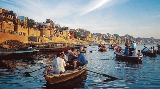 Morning boat ride on the Ganges River in Varanasi with ghats and spiritual atmosphere – low-budget travel for students