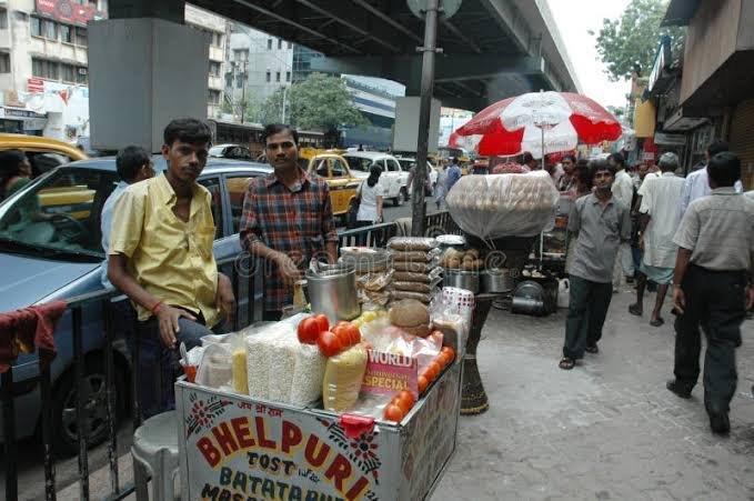 Street food stall in Kolkata serving golgappe and bhelpuri– budget food trail for students 2025