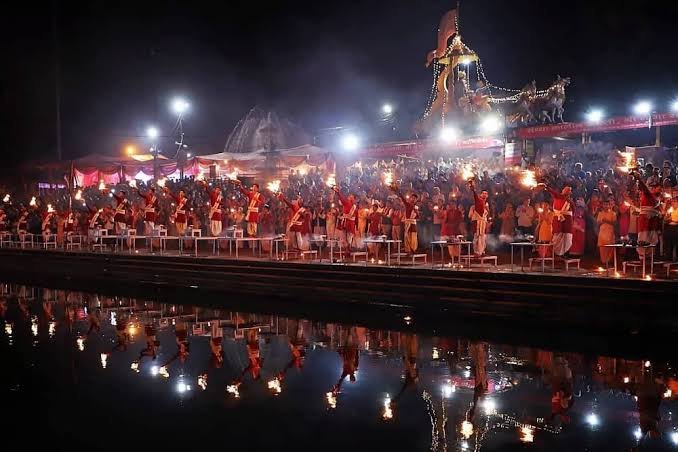 Evening Ganga Aarti in Rishikesh with yoga practitioners – affordable spiritual and adventure trip